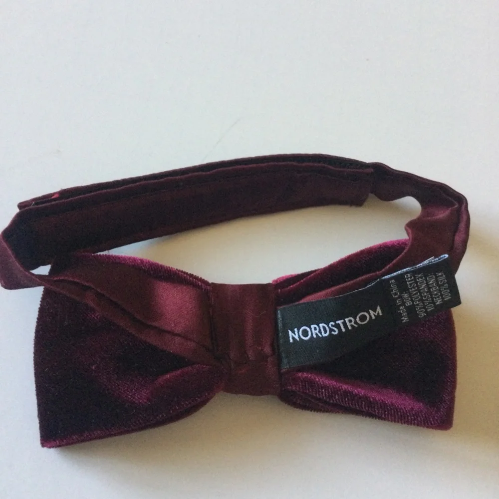 NORDSTROM FAMILY MOMENTS BOYS VELVET PRE-TIED BOW TIE BURGUNDY OS ADJUSTABLE NWO
